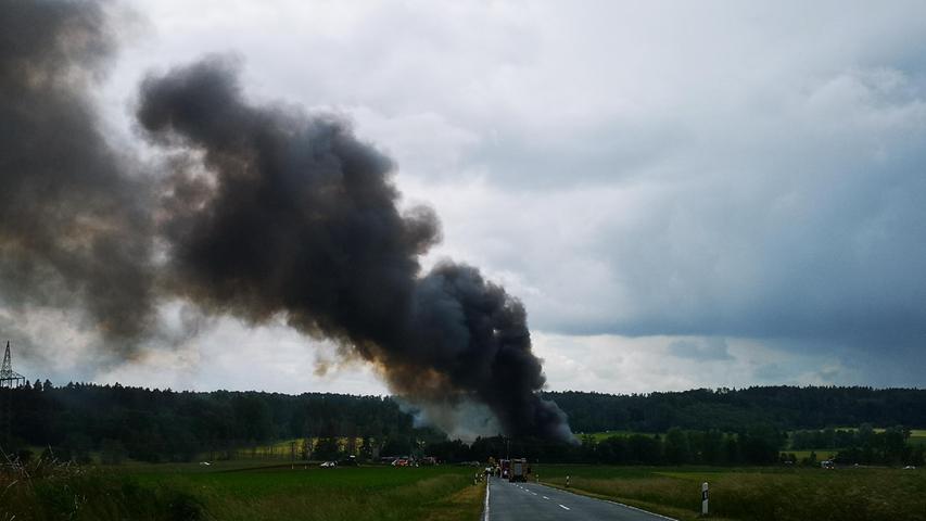 Großbrand im Landkreis Ansbach - Lagerhalle in Flammen