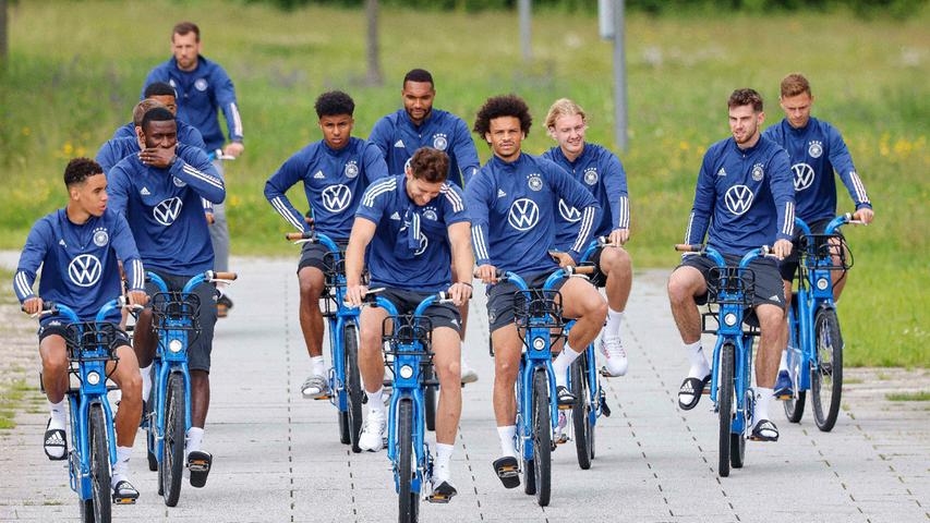 Auch das ist Training: Die Nationalspieler kamen per Rad zum Adi-Dassler-Platz.
