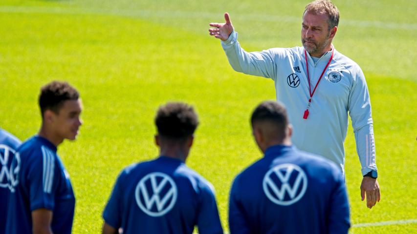 Bundestrainer Hansi Flick gab präzise Anweisungen zum Training, hier vor dem Spiel gegen England, das unentschieden 1:1 endete.