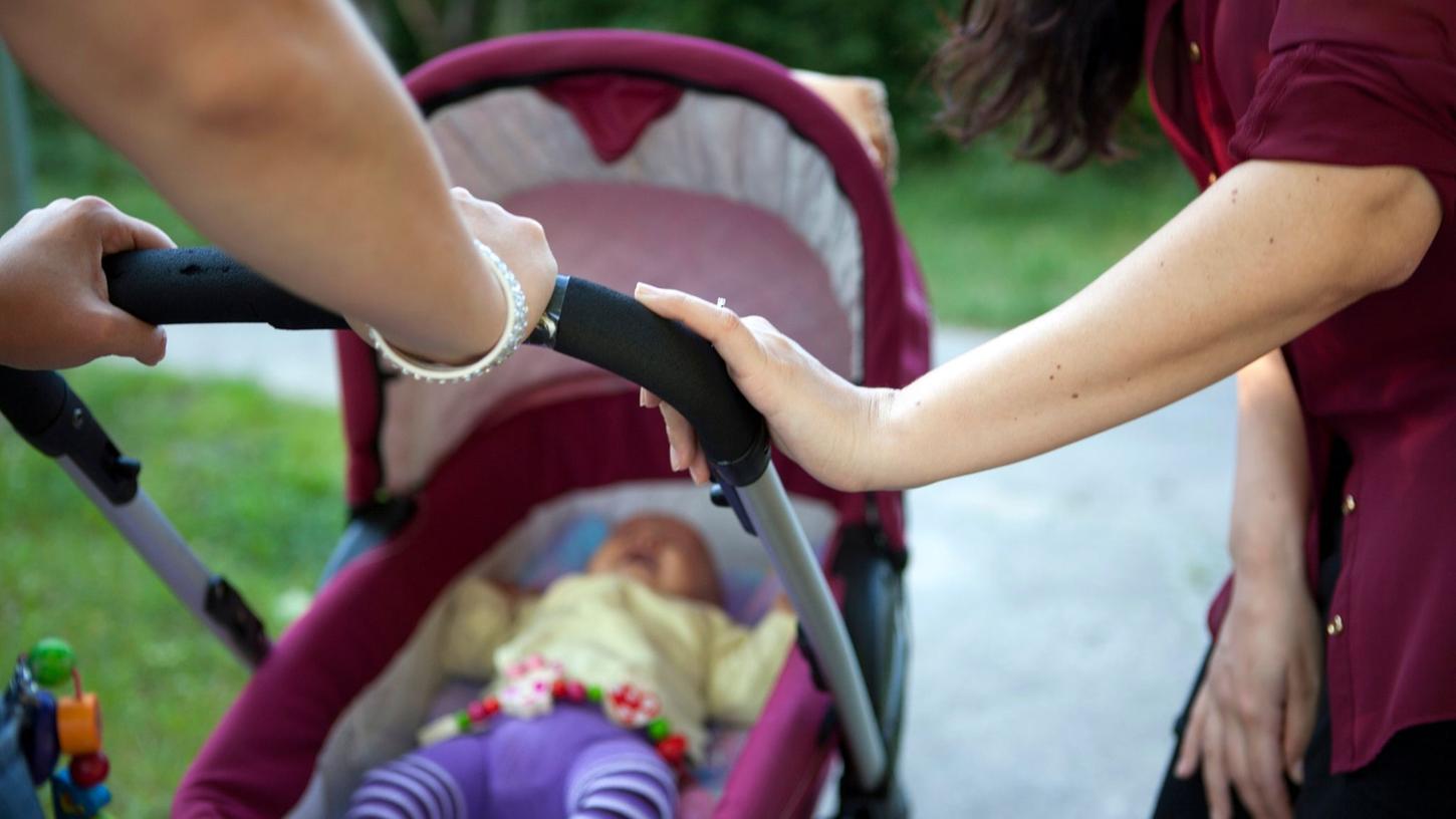 Seit die Freundin Mutter ist, fühlt sich ihre kinderlose Vertraute wie das fünfte Rad am (Kinder-)Wagen. Seit die Freundin Mutter ist, fühlt sich ihre kinderlose Vertraute wie das fünfte Rad am (Kinder-)Wagen.