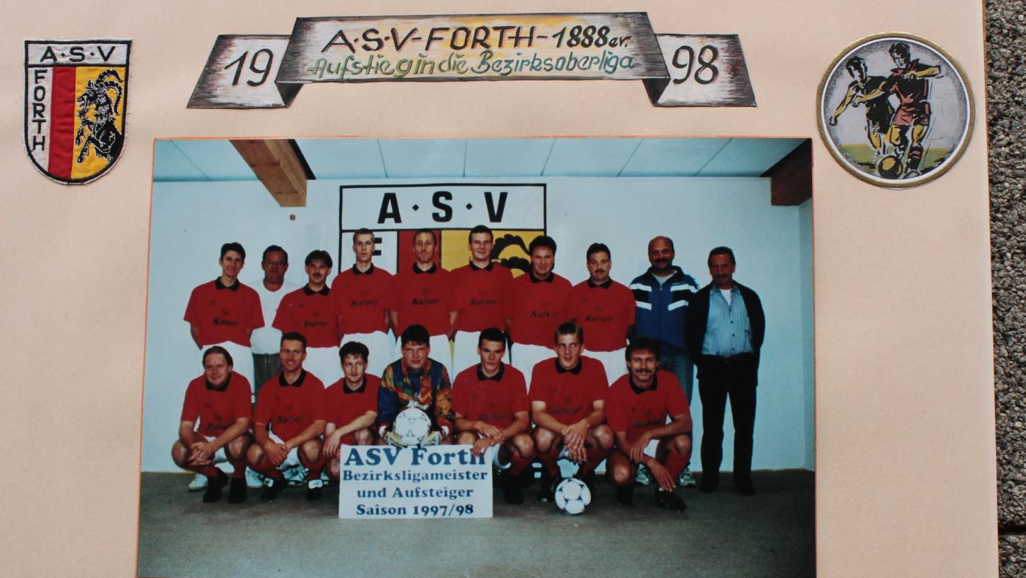 Vom Zusammenhalt geprägt: Die Meister von 1998 (oben von links) Peter Maxbauer, Gerhard Ide (Platzwart), Jürgen Müller, Stefan Richter, Thomas Meier, Holger Arnold, K.-H. Wölfel, Jürgen Kirschbaum, Manfred Fischer (Spielleiter), K.-H. Lenglacher (Betreuer); (unten von links) Horst Sokolowski, Ricky Zimmert, Thorsten Schnell, Thomas Karl, Stefan Wagenknecht, Frank Holfelder, Reinhold Nützel, es fehlt: Bülent Yildirici
Vom Zusammenhalt geprägt: Die Meister von 1998 (oben von links) Peter Maxbauer, Gerhard Ide (Platzwart), Jürgen Müller, Stefan Richter, Thomas Meier, Holger Arnold, K.-H. Wölfel, Jürgen Kirschbaum, Manfred Fischer (Spielleiter), K.-H. Lenglacher (Betreuer); (unten von links) Horst Sokolowski, Ricky Zimmert, Thorsten Schnell, Thomas Karl, Stefan Wagenknecht, Frank Holfelder, Reinhold Nützel, es fehlt: Bülent Yildirici