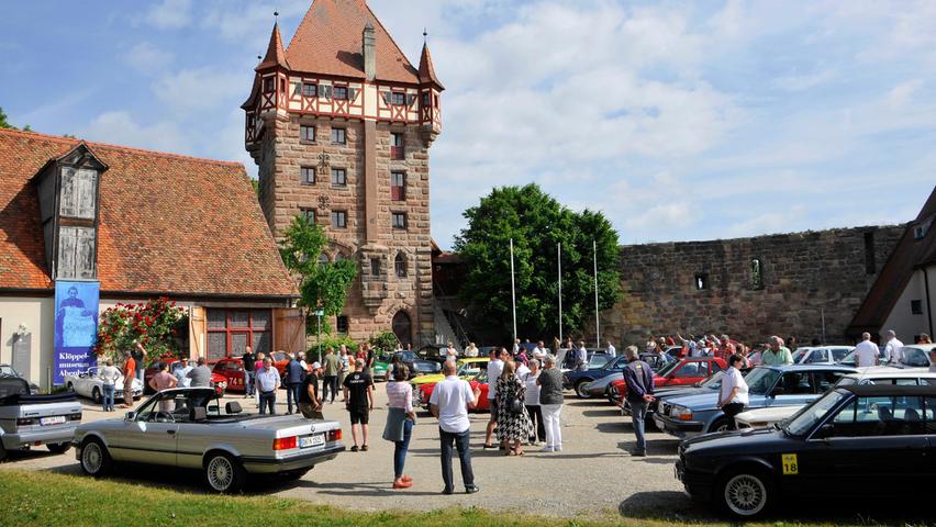 Am Pfingstmontag war es deshalb erneut so weit: Mehr als 40 "Schätzchen der Automobilindustrie" mit Baujahren zwischen 1946 und 1995 trafen sich zum Start im Hof von Burg Abenberg.
