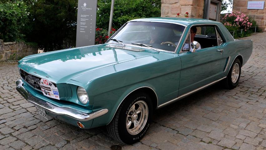 Ein Ford Mustang, Baujahr 1965.
