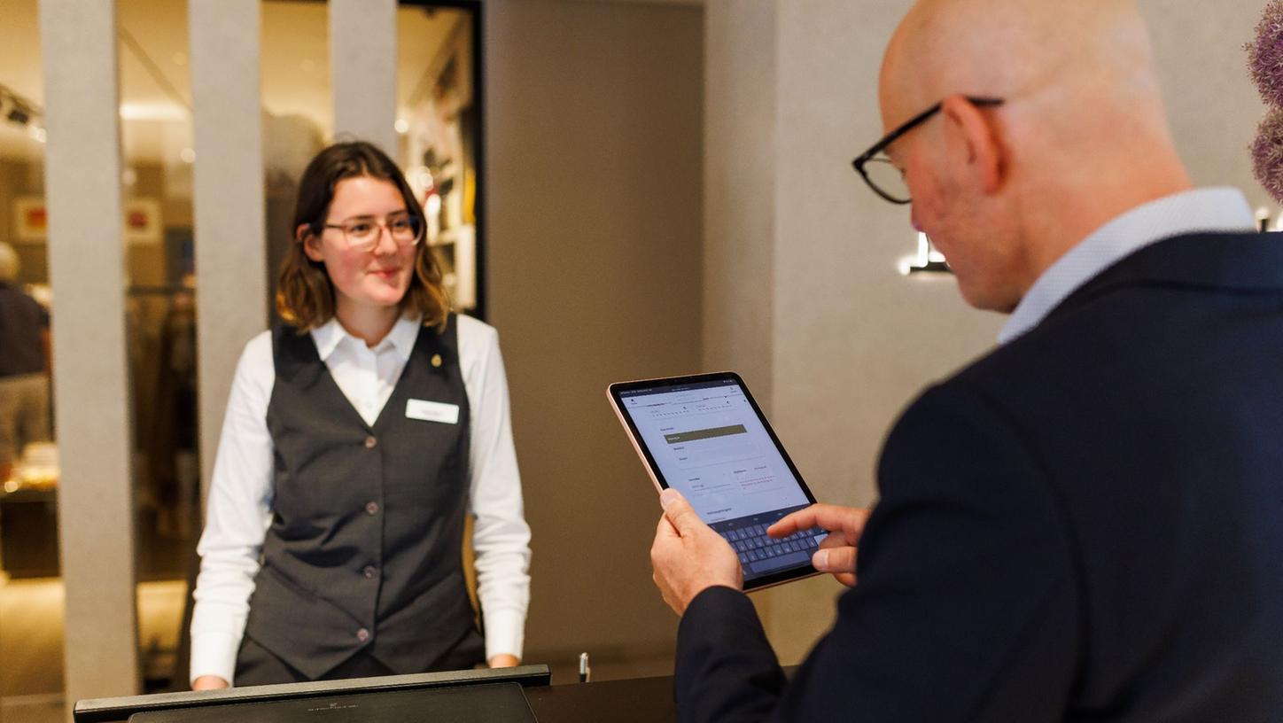 Einchecken via Tablet: Das Thema Digitalisierung beschäftigt unter anderem die Hotelbranche.
