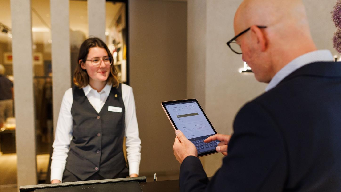 Einchecken via Tablet: Das Thema Digitalisierung beschäftigt unter anderem die Hotelbranche.
Einchecken via Tablet: Das Thema Digitalisierung beschäftigt unter anderem die Hotelbranche.