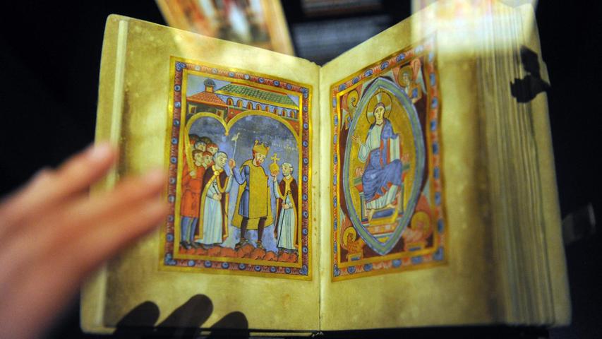Dieses fast 1000 Jahre alte Handschriftenbuch für die Messfeier, ein sogenanntes Evangelistar, zeigt den Salierkaiser Heinrich III.
