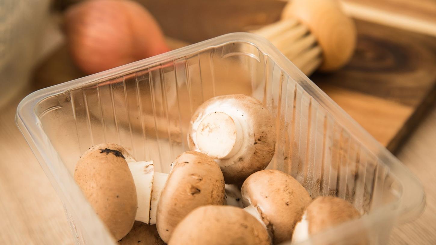 Bei geschlossen Champignonshütchen rieselt noch nichts. Erst wenn die Lamellen sichtbar sind, kommen die Sporen heraus und der Pilz wird besonders aromatisch. Bei geschlossen Champignonshütchen rieselt noch nichts. Erst wenn die Lamellen sichtbar sind, kommen die Sporen heraus und der Pilz wird besonders aromatisch.