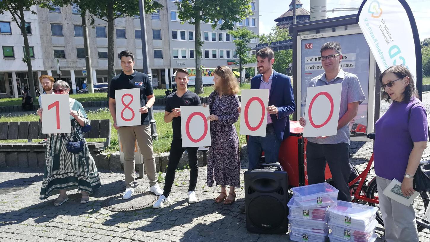 Die Initiatoren des Bürgerbegehrens sind zufrieden: Die Hürde, über 11.500 Unterschriften für das 365-Euro-Ticket für jedermann sammeln zu müssen, haben sie genommen. 