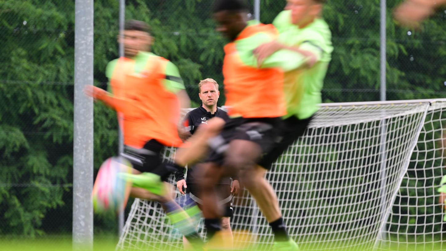 In dieser Woche hat Marc Schneider (Mitte) viel beobachtet, am Sonntag wird zum ersten Mal gespielt.
In dieser Woche hat Marc Schneider (Mitte) viel beobachtet, am Sonntag wird zum ersten Mal gespielt.