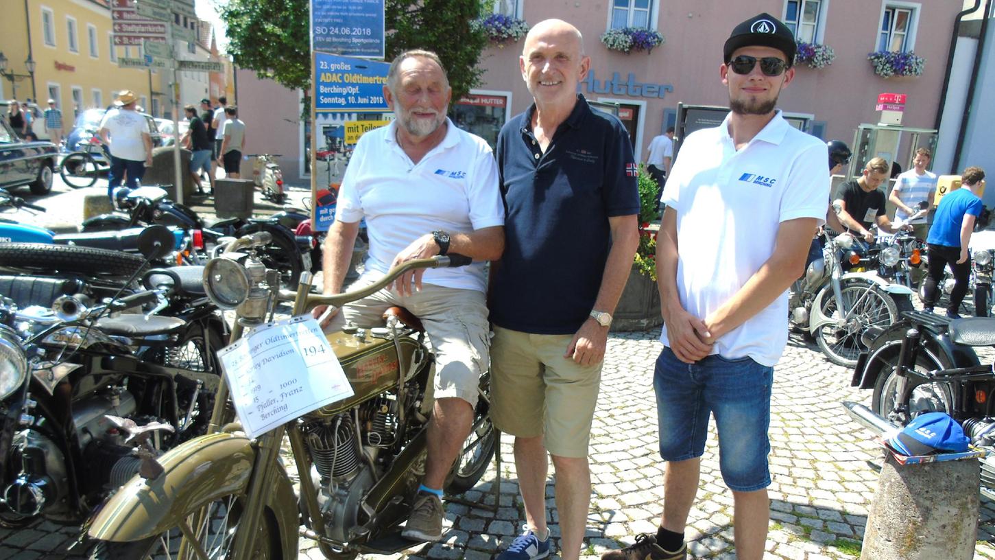 Franz Pfaller vom MSC Berching mit Manfred Schreiner, die beide viele Jahre die Oldtimertreffen in Berching und in Mühlhausen mit organisiert haben
Franz Pfaller vom MSC Berching mit Manfred Schreiner, die beide viele Jahre die Oldtimertreffen in Berching und in Mühlhausen mit organisiert haben