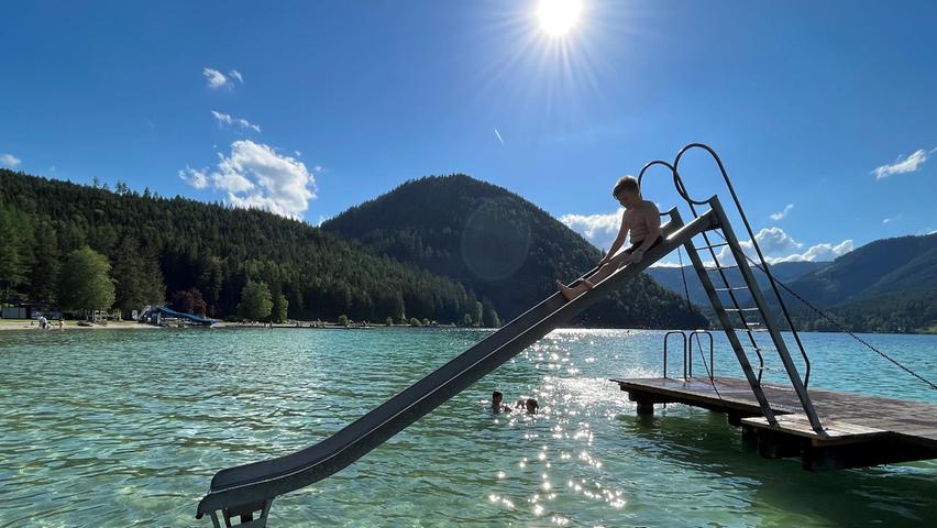 Rutschen für kleinere und größere Kinder runden das Angebot für Badegäste am Erlaufsee ab.