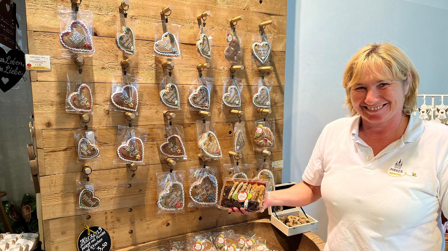 Helma Wessely zeigt einen kleinen Teil des Sortiments von Lebkuchen Pirker in Mariazell.
Helma Wessely zeigt einen kleinen Teil des Sortiments von Lebkuchen Pirker in Mariazell.