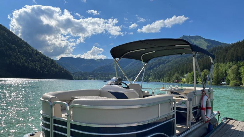 Das "Party-Boot" können Gäste mieten. Ohne Boots-Führerschein darf das elektrisch betriebene Gefährt benutzt werden, um über den See zu schippern.