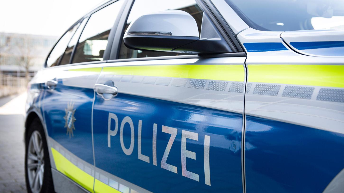 Einen Unfallflüchtigen sucht die Polizei Erlangen-Land.