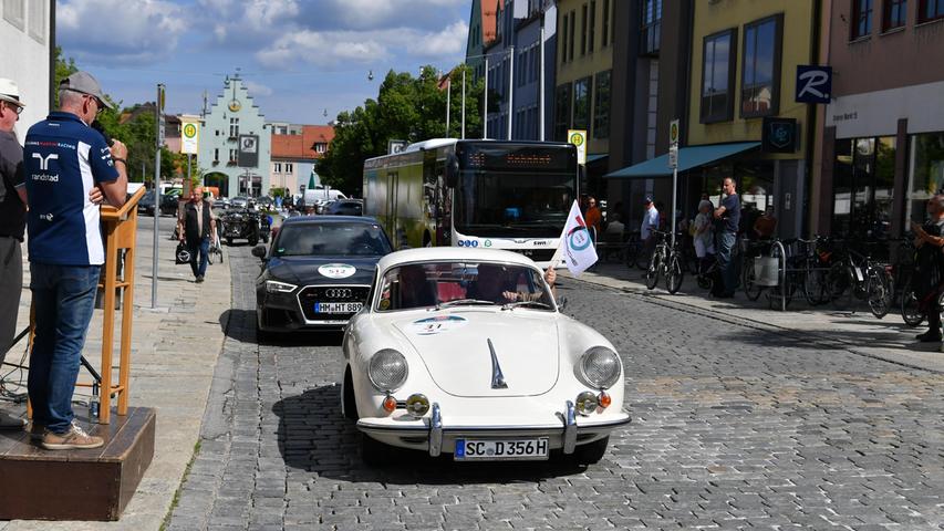 Die Teilnehmer rollten fröhlich durch die Neumarkter Altstadt.