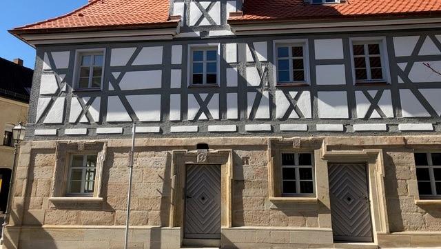 Das denkmalgeschützte Haus der Familie Santer in der Hinteren Gasse in Herzogenaurach wurde vom Bezirk Mittelfranken für "hervorragende denkmalpflegerische Leistungen" ausgezeichnet.