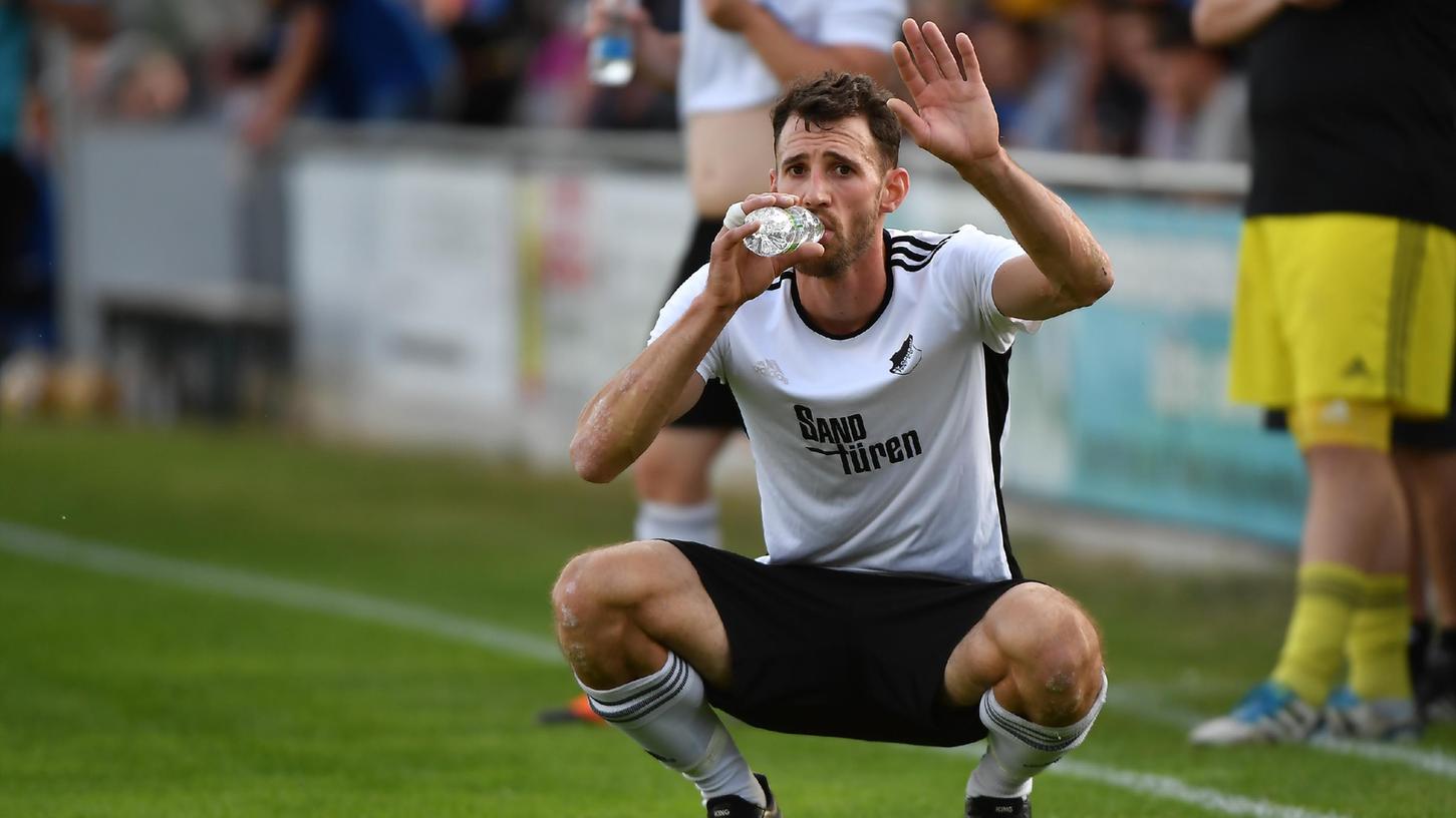 Selbst während der Trinkpause anspielbereit: Andreas Engelhardt ist unangefochtener Torschützenkönig in der Kreisliga Nürnberg/ Frankenhöhe 1. Auch in der Bezirksliga wissen die Gegner von seiner Torgefährlichkeit zu erzählen.
Selbst während der Trinkpause anspielbereit: Andreas Engelhardt ist unangefochtener Torschützenkönig in der Kreisliga Nürnberg/ Frankenhöhe 1. Auch in der Bezirksliga wissen die Gegner von seiner Torgefährlichkeit zu erzählen.