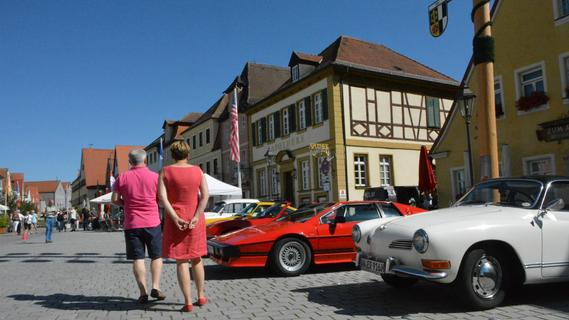 Dröhnende Motoren und glänzender Lack: Oldtimer erobern den Gunzenhäuser Marktplatz