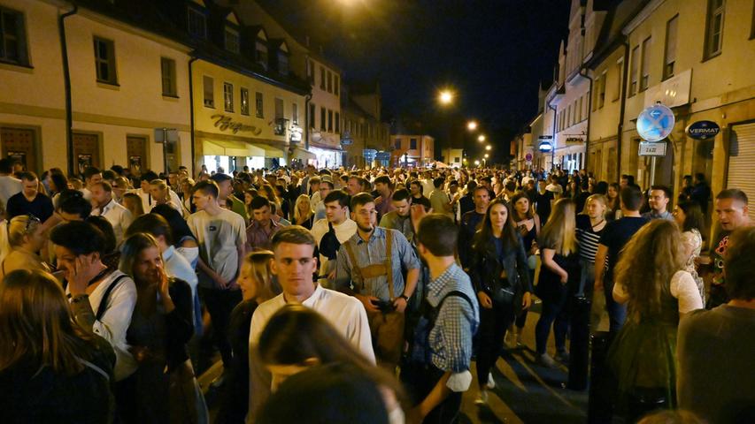 Auf dem Martin-Luther-Platz drängen sich die Menschen am Weg zum "After Berg" in Erlanger Kneipen und Clubs.
