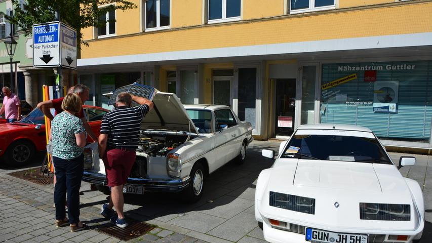 Oldtimer erobern den Gunzenhäuser Marktplatz: Fans und Liebhaber alter Autos kommen hier voll auf ihre Kosten.