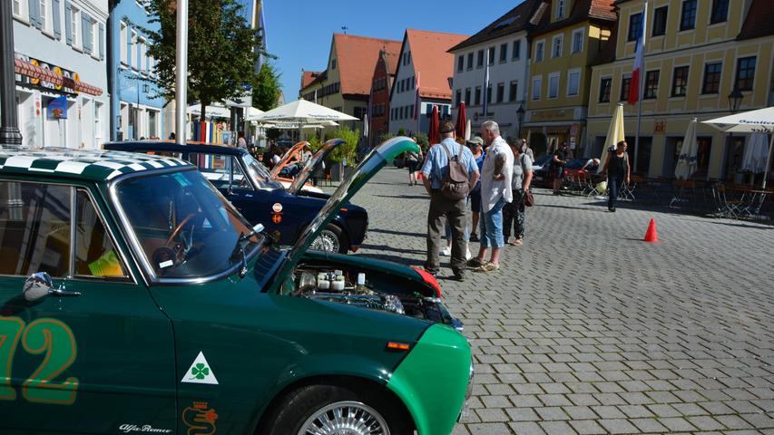 Oldtimer erobern den Gunzenhäuser Marktplatz: Fans und Liebhaber alter Autos kommen hier voll auf ihre Kosten.
