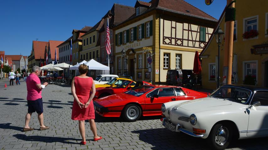 Oldtimer erobern den Gunzenhäuser Marktplatz: Fans und Liebhaber alter Autos kommen hier voll auf ihre Kosten.