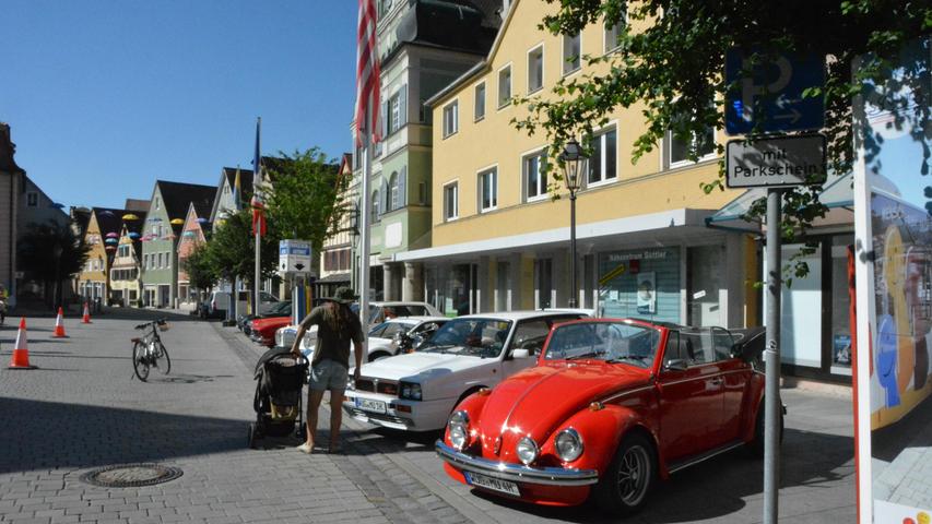 Oldtimer erobern den Gunzenhäuser Marktplatz: Fans und Liebhaber alter Autos kommen hier voll auf ihre Kosten.
