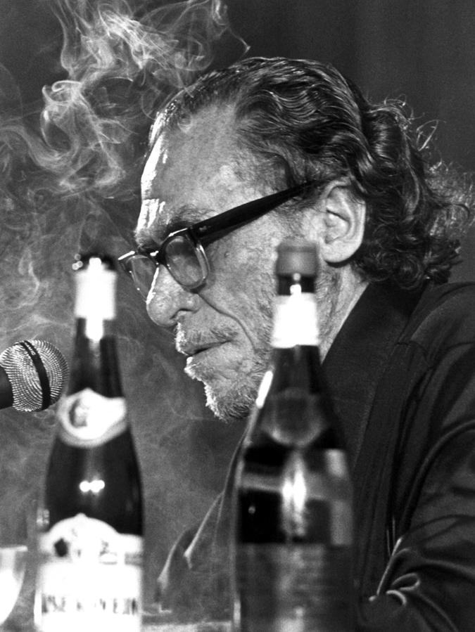 Charles Bukowski im Jahr 1978 bei einer Lesung in Hamburg. Charles Bukowski im Jahr 1978 bei einer Lesung in Hamburg.