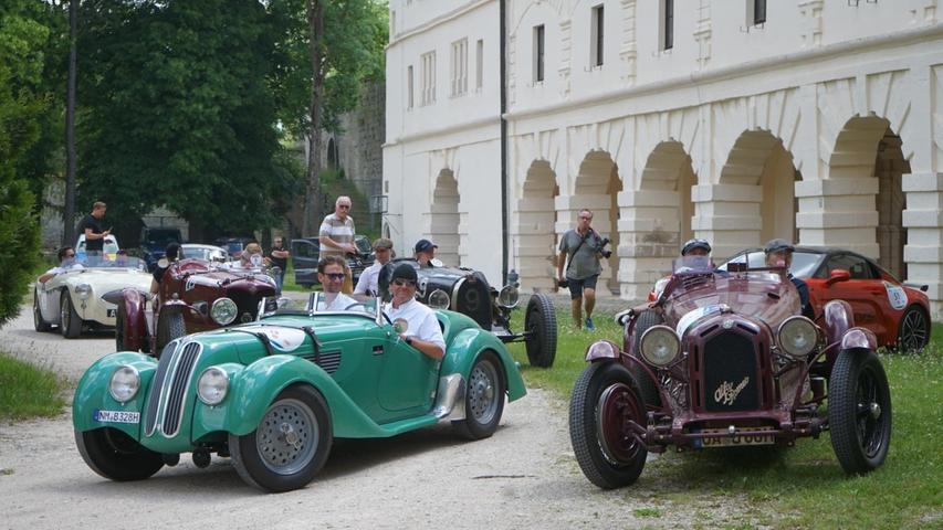 Warten auf die Zeitnahme: Im Innenhof der Wülzburg traten die Teilnehmer der Rallye zu einer Geschwindigkeitsmessung an. Dabei gewinnt nicht der schnellste, sondern der gleichmäßigste Fahrer.