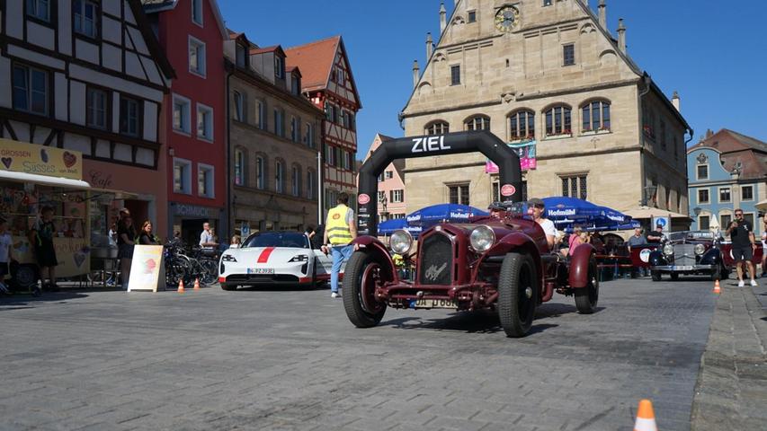 Vorkriegsfahrzeug gegen E-Porsche: Beim Le-Mans-Start in der Luitpoldstraße traten auch exotische Gegner gegeneinander an. Gewonnen hat das Team, welches als erstes vom Platz fährt.