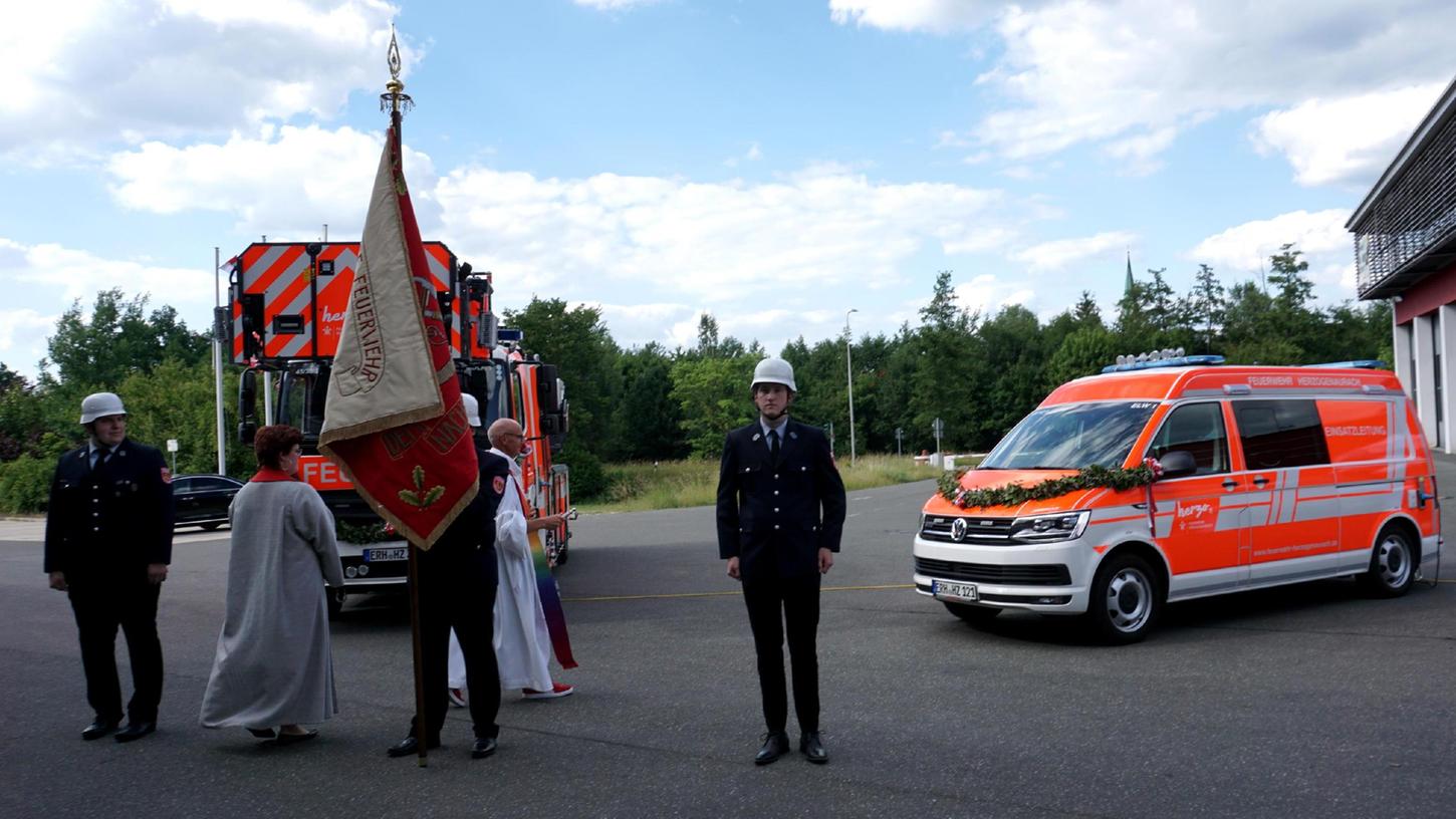 Die beiden neuen Fahrzeuge für die FFW Herzogenaurach erhielten nun den kirchlichen Segen.
Die beiden neuen Fahrzeuge für die FFW Herzogenaurach erhielten nun den kirchlichen Segen.