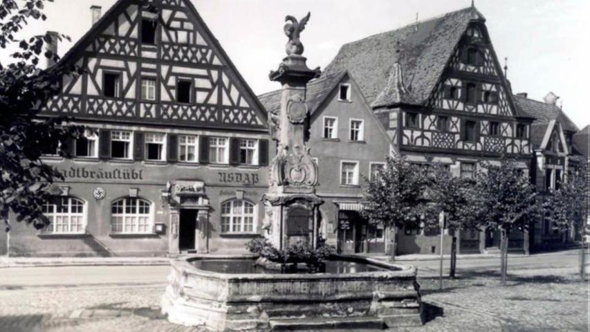Der Rother Marktplatz mit Brunnen und Stadtbräustübl mit der unvekennbaren Aufschrift "NSDAP" zur Zeit der Nationalsozialisten.

