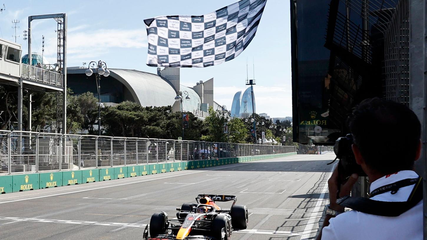 Der Niederländer Max Verstappen überquert im Red-Bull-Boliden als Erster die Ziellinie. Der Niederländer Max Verstappen überquert im Red-Bull-Boliden als Erster die Ziellinie.
