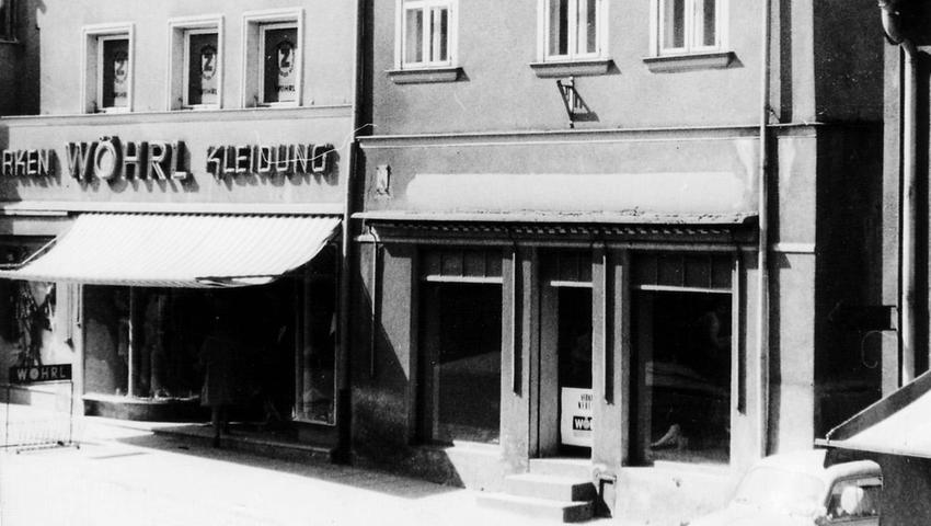 Das Modehaus Wöhrl an seinem Gründungsort in Roth am Marktplatz im Jahr 1945.