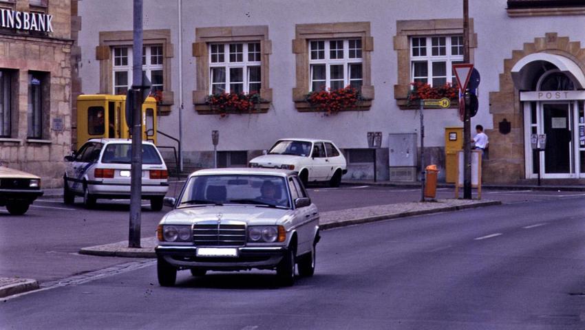 Bis in die 1990er Jahre - hier eine Aufnahme von 1994, im Hintergrund die ehemalige Post - war die Hauptstraße im Bereich des Rother Marktplatzes noch eine asphaltierte Durchgangsstraße.
