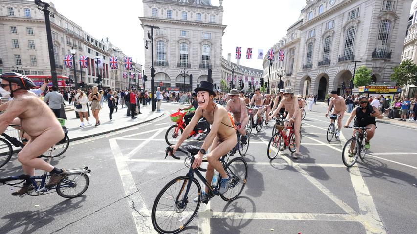 Tausende von nackten und teilweise nackten Menschen nahmen auch 2022 an der World Naked Bike Ride (WNBR) teil, einem jährlichen Protest gegen die Öl- und Autokultur und für die Rechte der Radfahrer und die Freiheit des Körpers.