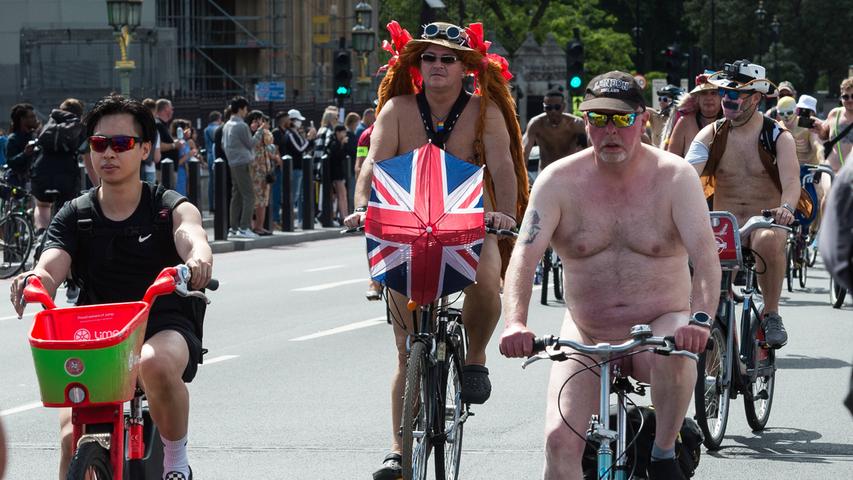 World Naked Bike Ride: Tausende Fahrradfahrende protestieren nackt