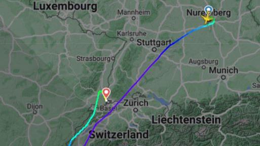 Aufnahmen aus dem Flugtracking-Portal Flightradar24.de zeigen, wie die Corendon-Maschine zunächst über dem Genfer See eine Schleife drehte und dann zurück Richtung Deutschland steuerte.
