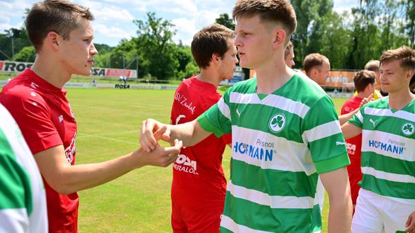 Dort fand ein Freundschaftsturnier statt. Jeweils 45 Minuten traten die Kleeblatt-Profis gegen die Zirndorfer und gegen den 1. FC Herzogenaurach an.