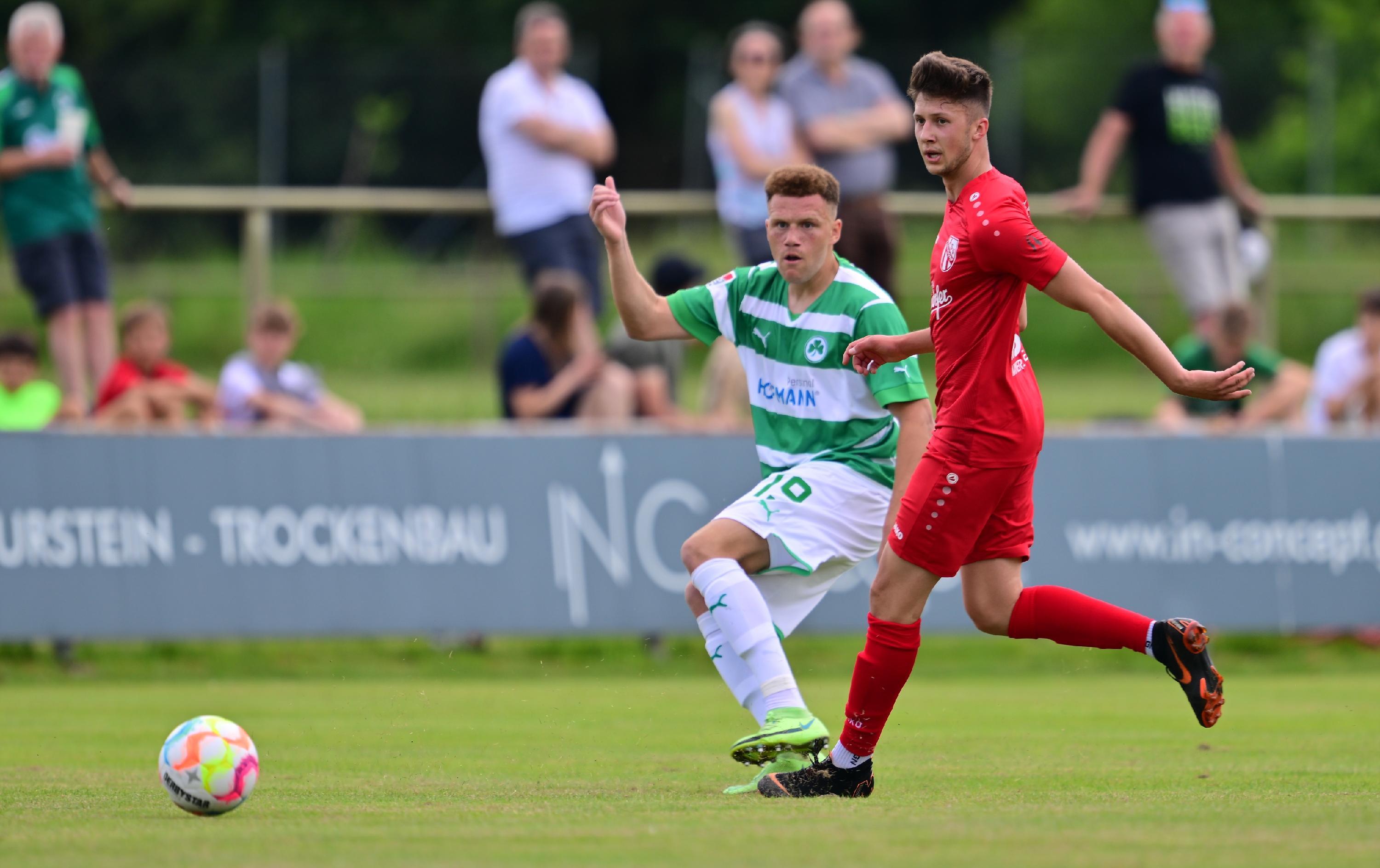 Das Kleeblatt hatte einige sehr junge Profis im Aufgebot. Zum Beispiel Oliver Fobassam Nawe (links)...