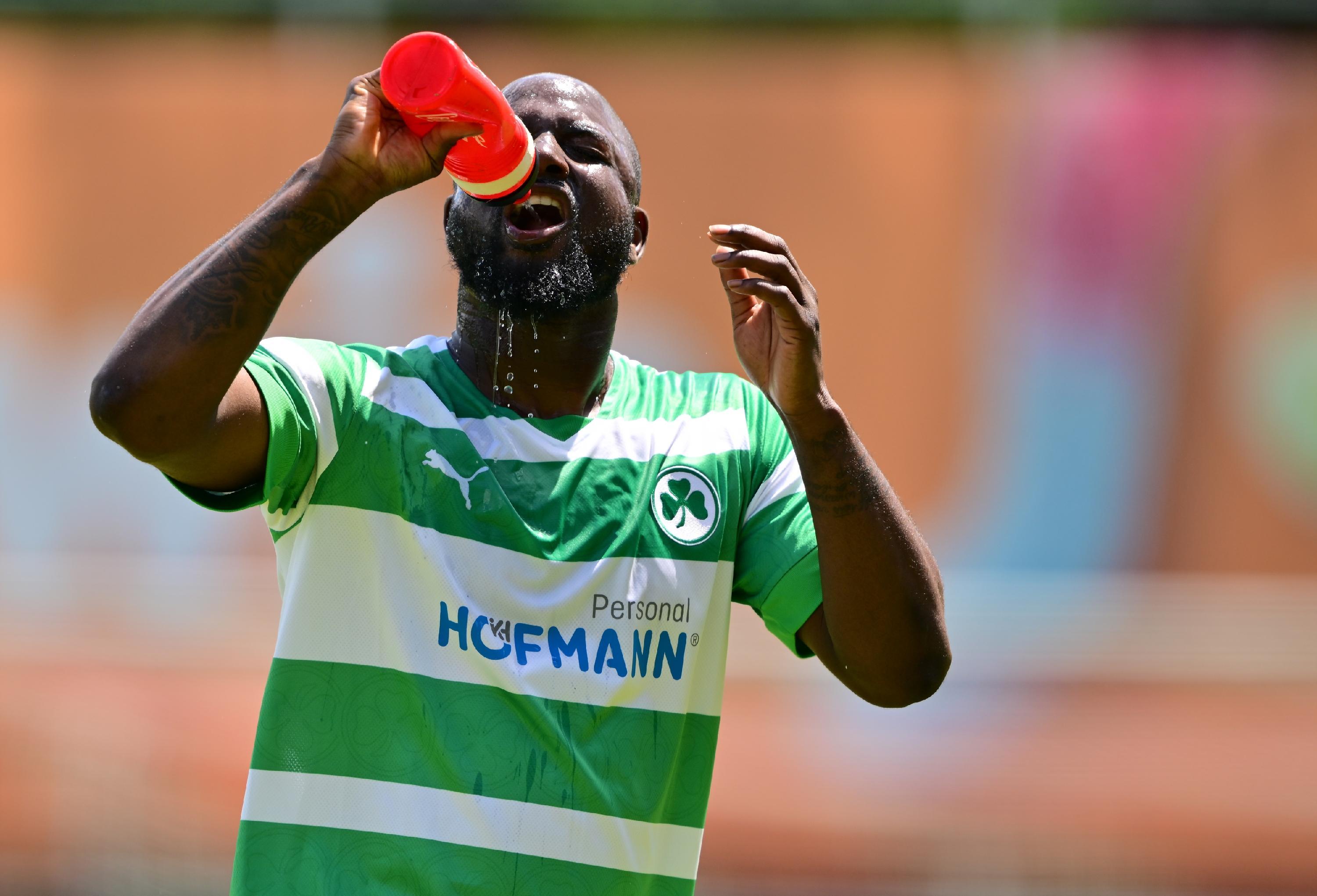 Die Hitze brachte Profis wie Amateure zum Schwitzen. Da hilft nur viel trinken, Jetro Willems macht es vor.