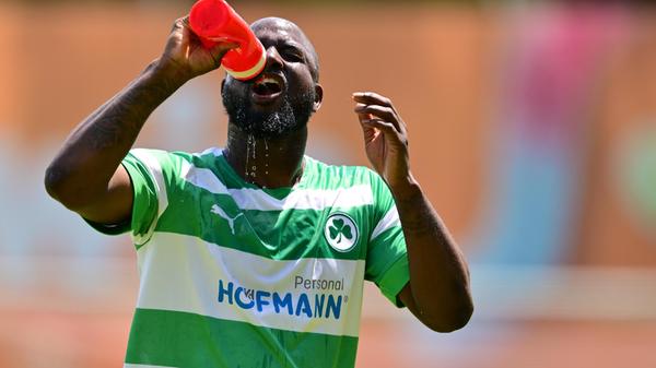 Die Hitze brachte Profis wie Amateure zum Schwitzen. Da hilft nur viel trinken, Jetro Willems macht es vor.