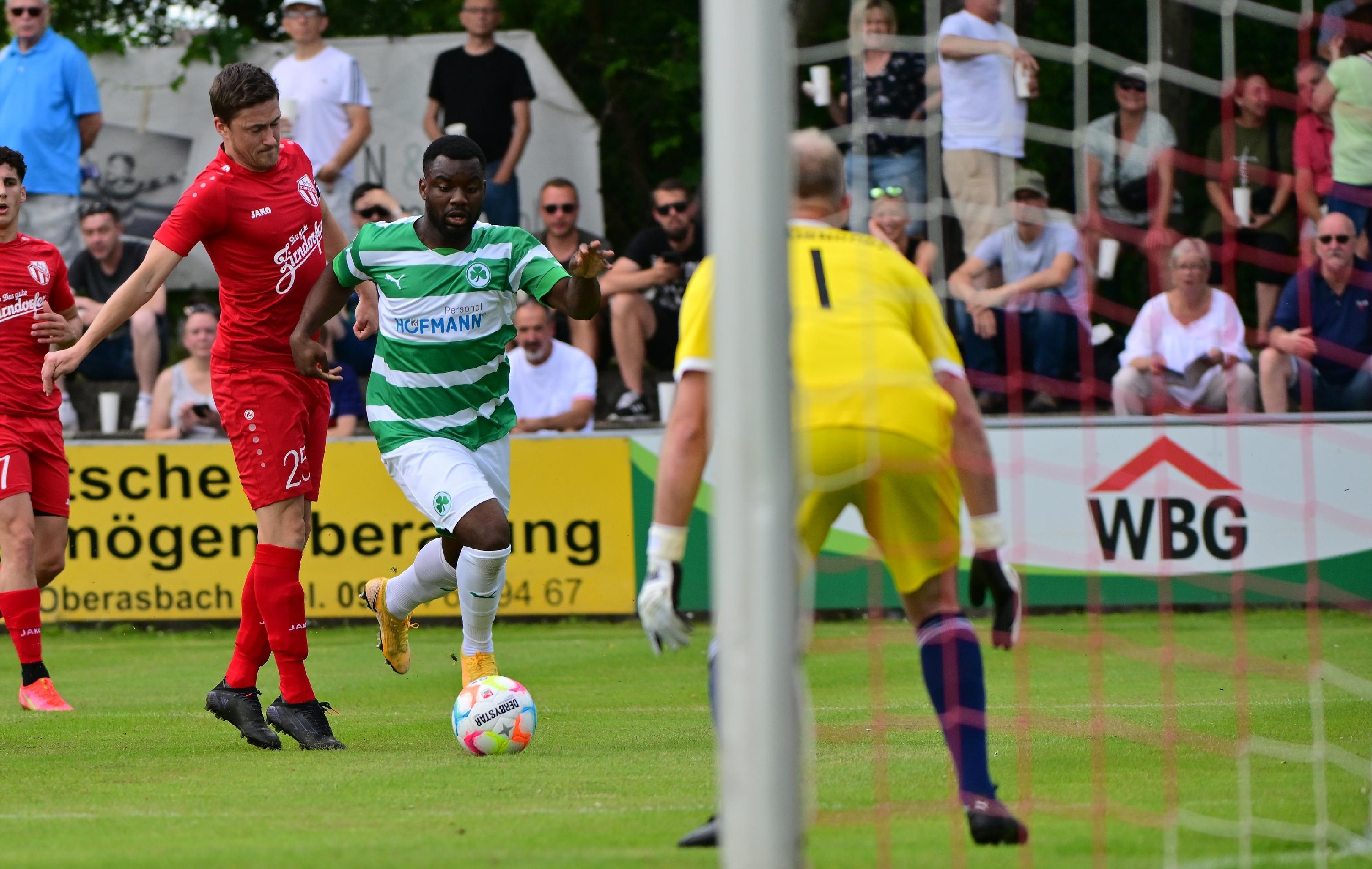 Das erste Tor aber fiel nach einer starken Balleroberung von Pululu. Der dribbelte im Strafraum drei Zirndorfer aus und legte quer auf Angleberger, der nach acht Minuten zum 1:0 traf.