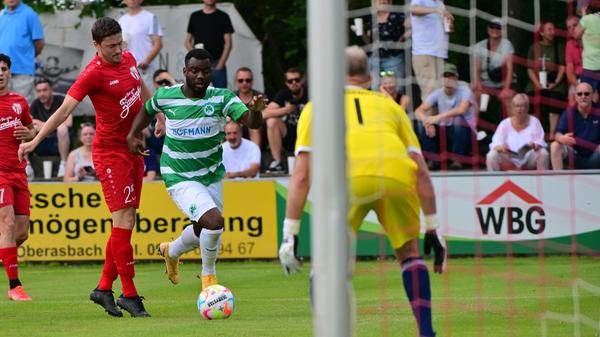 Das erste Tor aber fiel nach einer starken Balleroberung von Pululu. Der dribbelte im Strafraum drei Zirndorfer aus und legte quer auf Angleberger, der nach acht Minuten zum 1:0 traf.