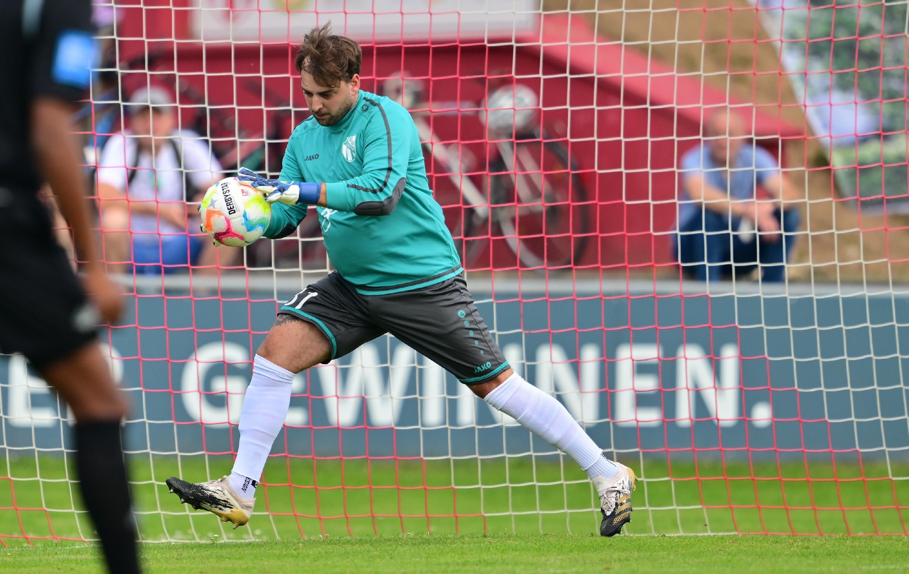 Ansonsten aber hielt Zirndorfs Keeper Manuel Döllfelder seinen Kasten größtenteils sauber.