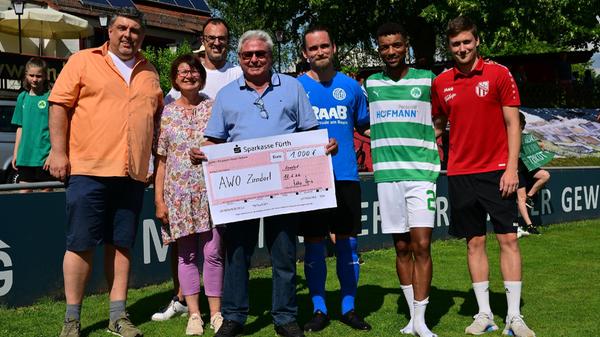 Außerdem übergab Timothy Tillman einen Spendenscheck für die AWO Zirndorf.