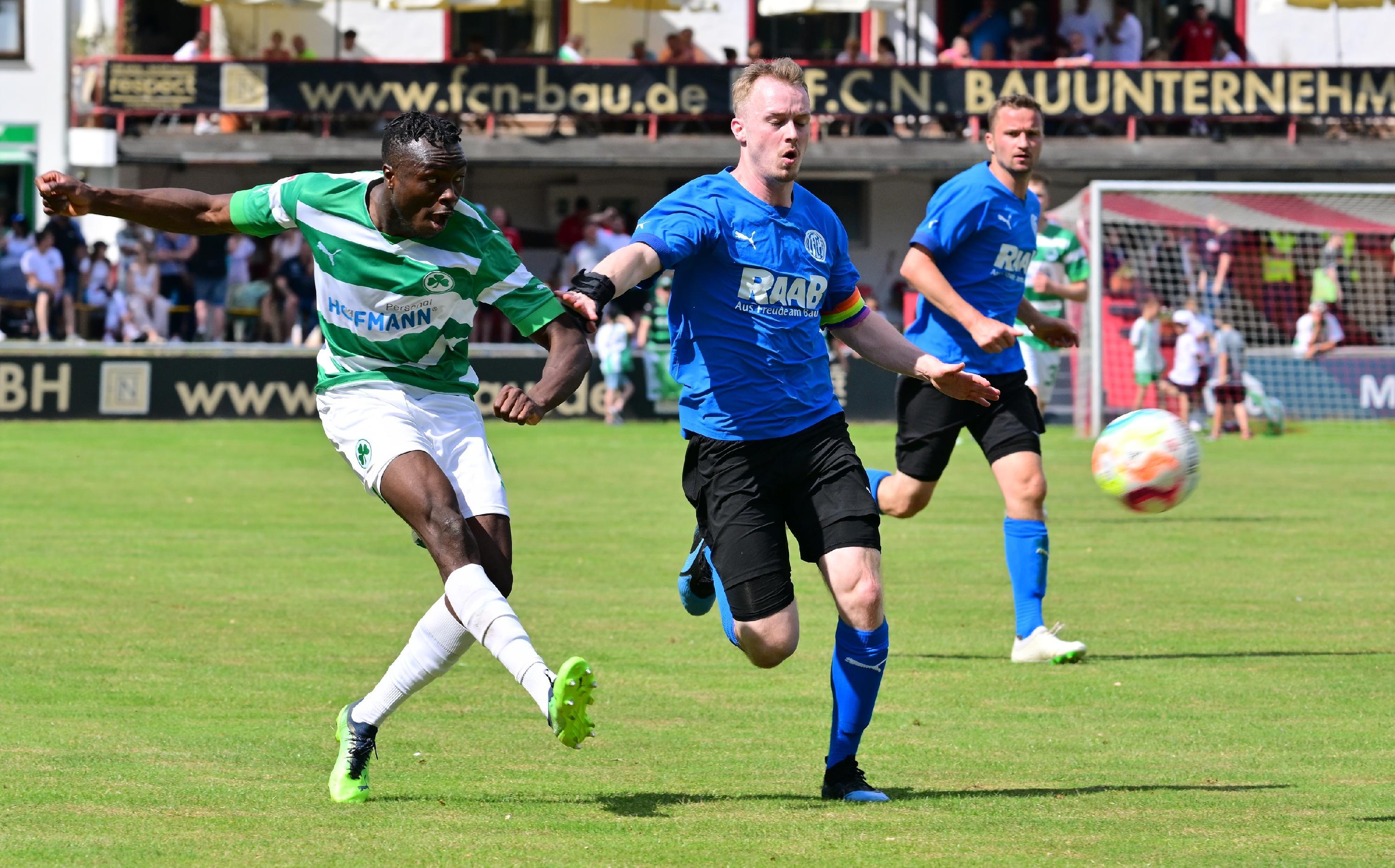 Im zweiten Freundschaftsspiel stand Dickson Abiama, vor nicht allzu langer Zeit selbst noch Amateurspieler, mit auf dem Feld. Hier setzte sich die Spielvereinigung dann mit 7:0 gegen den Landesligisten FC Herzogenaurach durch.