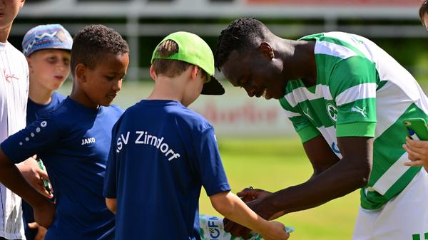 Er erzielte drei Tore und gab danach fleißig Autogramme.