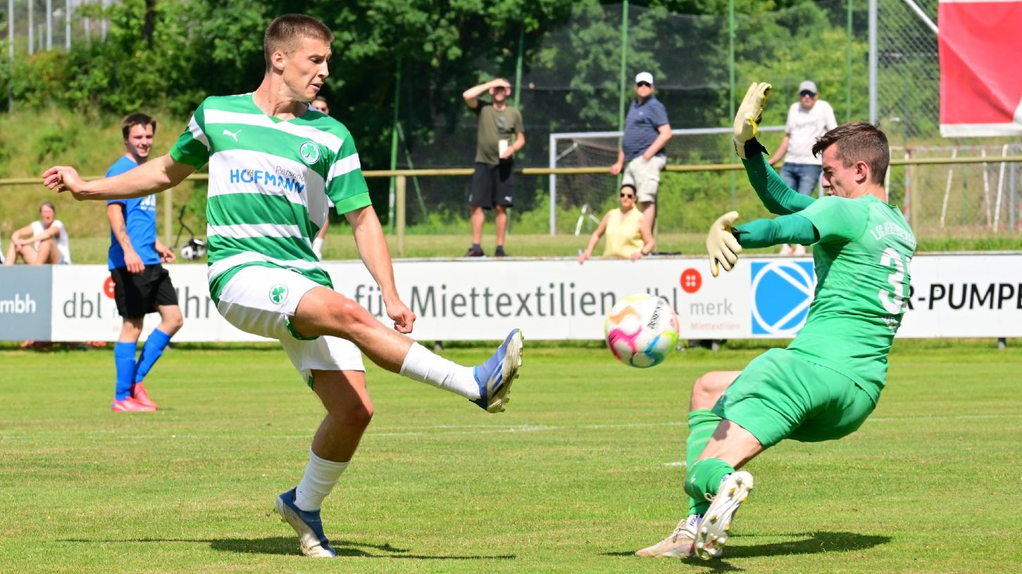 Und wieder ein Tor für Fürth: Herzogenaurachs Torhüter Benedikt Lösch (rechts) im Duell mit Tobias Raschl.
Und wieder ein Tor für Fürth: Herzogenaurachs Torhüter Benedikt Lösch (rechts) im Duell mit Tobias Raschl.