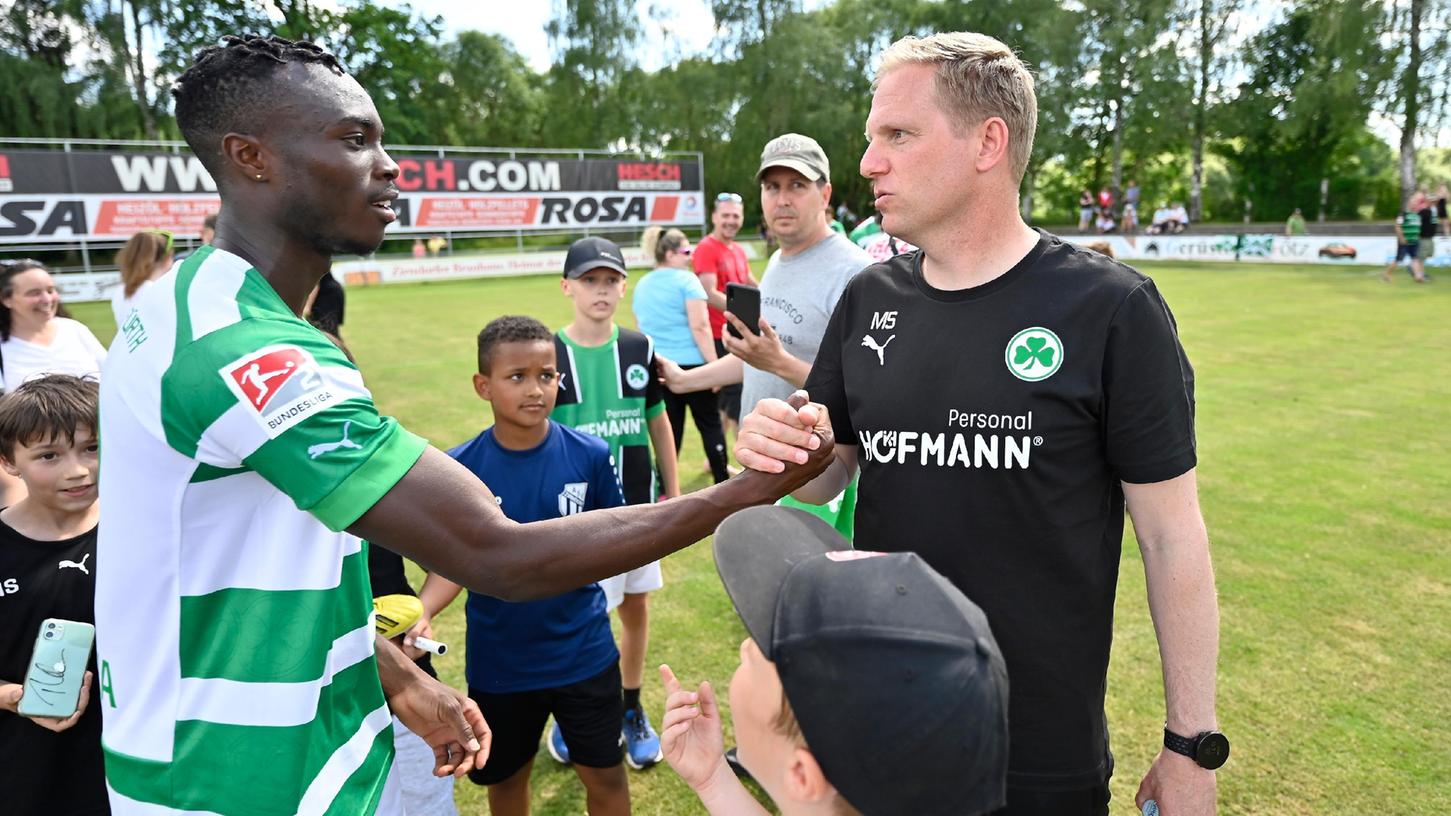 Bravo, Dickson: Fürths Trainer Marc Schneider (rechts) beglückwünscht seinen Angreifer Abiama, der gegen Herzogenaurach drei Tore geschossen hatte - und anschließend natürlich sehr viele Autogramme geben musste.  